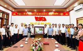 HỘI ĐỒNG HƯƠNG ỨNG HÒA THĂM VÀ TẶNG QUÀ CÁC XÃ MỚI THÀNH LẬP
