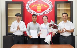 Chủ tịch UBND xã trao Giấy chứng nhận kết hôn cho những công dân đầu tiên sau khi chính quyền cấp xã mới đi vào hoạt động