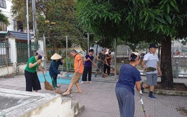 Nhân dân các tổ dân phố xã Phúc Thọ đồng loạt ra quân tổng vệ sinh môi trường chào mừng Đại hội Đảng bộ xã lần thứ I
