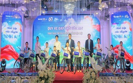 Trao tặng 20 xe đạp cho trẻ em vượt khó học tốt phường Dương Nội