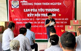 Học sinh trường THPT chuyên Chu Văn An Hà Nội thăm và tặng quà đối tượng nuôi dưỡng tại Trung tâm