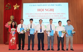 UBND xã Phú Nghĩa trao Quyết định tiếp nhận, bổ nhiệm lãnh đạo các phòng ban chuyên môn, đơn vị sự nghiệp thuộc UBND xã.