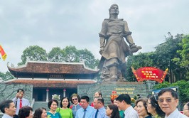 Cán bộ, đảng viên phường Đống Đa dâng hương tại Tượng đài Quang Trung - Nguyễn Huệ