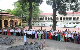 Hơn 200 cán bộ, đảng viên phường Đống Đa tham gia hoạt động giáo dục truyền thống