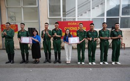 TUỔI TRẺ PHƯỜNG VĂN MIẾU – QUỐC TỬ GIÁM THAM DỰ CHƯƠNG TRÌNH VĂN NGHỆ VÀ TẶNG QUÀ CÁC CHIẾN SĨ ĐOÀN 275 