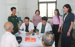 Khám bệnh, cấp thuốc, tặng quà cho đối tượng chính sách, người có công tại xã Phú Xuyên
