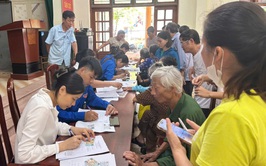 Hoà Xá: ra quân hỗ trợ tiếp nhận hồ sơ trợ cấp hưu trí xã hội cho người cao tuổi không có lương hưu