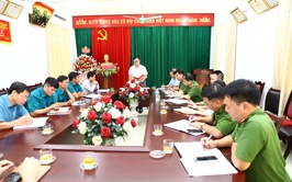 Đồng chí Bí thư Đảng ủy xã giao ban công tác an ninh quốc phòng sau khi vận hành mô hình chính quyền địa phương 2 cấp
