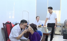 An Khánh tổ chức chương trình khám bệnh, tư vấn kiến thức chăm sóc sức khỏe và tặng quà người có công, thân nhân người có công đang hưởng trợ cấp hàng tháng