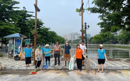Tổ dân phố 4 địa bàn Nhật Tân, phường Tây Hồ tích cực tham gia tổng vệ sinh, dọn rác thải, giữ gìn môi trường xanh - sạch - đẹp.