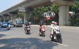 Hà Nội nắng nóng gay gắt, nhiệt độ cao nhất 37 độ C