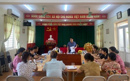 Thường trực HND xã Gia Lâm làm việc với các chi hội nông dân thị trấn Trâu Quỳ