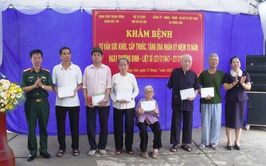 UBND xã Đông Anh phối hợp tổ chức khám chữa bệnh, cấp thuốc miễn phí, tặng quà cho các đối tượng chính sách trên địa bàn