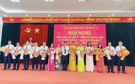 UBND xã Ba Vì tổ chức hội nghị công bố các quyết định về thành lập, tổ chức lại các đơn vị sự nghiệp trạm y tế và các đơn vị trường học.