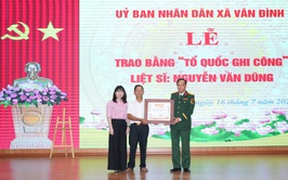 XÃ VÂN ĐÌNH TỔ CHỨC LỄ TRAO BẰNG “TỔ QUỐC GHI CÔNG” CHO THÂN NHÂN LIỆT SĨ NGUYỄN VĂN DŨNG