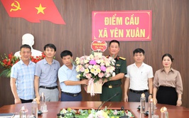  Thiếu tá Trần Hữu Thi – Chỉ huy trưởng cùng Ban chỉ huy Căn cứ Hậu cần Bộ Tổng Tham mưu thăm, tặng hoa chúc mừng các đơn vị tại xã Yên Xuân