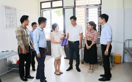 Lãnh đạo xã Quốc Oai thăm hỏi, tặng quà cháu bé sơ sinh bị bỏ rơi tại Trạm y tế xã