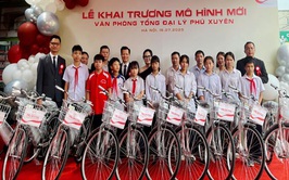 Tặng xe đạp cho trẻ em vượt khó học tốt xã Phú Xuyên