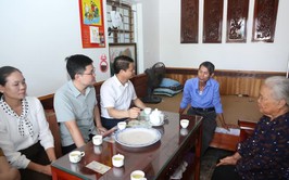Lãnh đạo xã Yên Lãng thăm, tặng quà các gia đình chính sách tiêu biểu