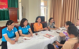 Cơ quan Thường trực Hội LHPN xã Vĩnh Thanh làm việc với các Chi Hội thôn Đông và thôn Đoài xã.