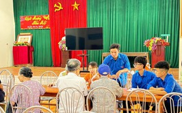 Tuổi trẻ xã Thượng Phúc hỗ trợ người cao tuổi và các đối tượng chính sách làm thủ tục hưởng trợ cấp hưu trí xã hội