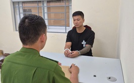 Công an phường Phú Lương bắt quả tang 2 đối tượng có hành vi mua bán trái phép chất ma túy trước chung cư PCC1