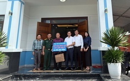 Đồng chí Lê Văn Ân Phó Bí thư Thường trực Đảng ủy xã Bình Minh thăm và tặng quà gia đình chính sách nhân dịp 27/7.