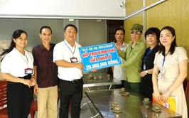 Đồng chí Nguyễn Khánh Bình, Bí thư Đảng ủy, Chủ tịch HĐND xã tặng quà các gia đình chính sách nhân dịp kỷ niệm 78 năm ngày Thương binh - Liệt sỹ.