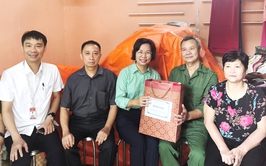 Phường Thanh Xuân thăm, tặng quà các gia đình chính sách