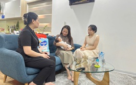 Lãnh đạo Ủy ban MTTQ Việt Nam xã Quốc Oai thăm, tặng quà cháu bé bị bỏ rơi tại khu đô thị CEO Sài Sơn