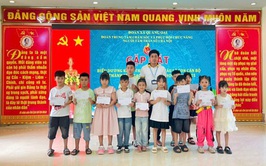 Khen thưởng các cháu là con cán bộ có thành tích cao trong năm học 2024-2025