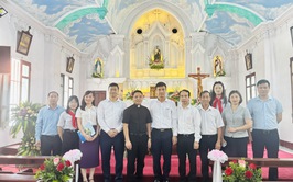 Đoàn lãnh đạo xã Thiên Lộc thăm, tặng quà giáo họ Mai Châu nhân dịp khánh thành công trình nhà giáo lý