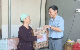 PHÓ BÍ THƯ ĐẢNG ỦY, CHỦ TỊCH UBND XÃ SÓC SƠN PHẠM QUANG NGỌC THĂM, TẶNG QUÀ GIA ĐÌNH CHÍNH SÁCH