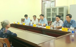 Đồng chí Phùng Bá Nhân - Bí thư Đảng uỷ, Chủ tịch HĐND xã tiếp công dân 