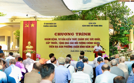 Phường Xuân Đỉnh tổ chức khám, cấp thuốc miễn phí cho người có công nhân dịp 27/7