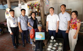 Chủ tịch UBND xã Thanh Oai Vũ Quỳnh thăm, tặng quà tri ân các gia đình chính sách