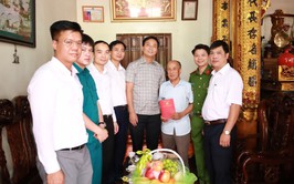 Lãnh đạo xã Minh Châu thăm, tặng quà Mẹ liệt sĩ và các đồng chí nguyên lãnh đạo xã nhân dịp 27/7