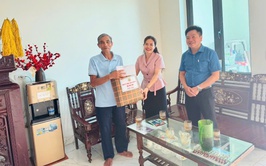 ĐỒNG CHÍ LÊ THỊ HỒNG GIANG – TVĐU, CHỦ NHIỆM ỦY BAN KIỂM TRA THĂM, TẶNG QUÀ GIA ĐÌNH CHÍNH SÁCH, NGƯỜI CÓ CÔNG 