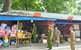 Phường Sơn Tây ra quân vệ sinh môi trường các điểm di tích trên địa bàn
