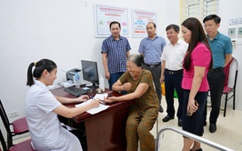 Sơn Tây tổ chức khám bệnh, tặng quà cho các đối tượng chính sách, người có công