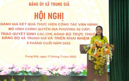 ĐẢNG BỘ TRUNG GIÃ TRAO QUYẾT ĐỊNH THÀNH LẬP CÁC CHI, ĐẢNG BỘ TRỰC THUỘC VÀ ĐÁNH GIÁ KẾT QUẢ CÔNG TÁC VẬN HÀNH MÔ HÌNH CHÍNH QUYỀN ĐỊA PHƯƠNG 02 CẤP 
