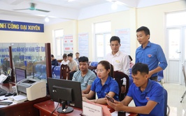 Đồng chí Phó Chủ tịch UBND xã kiểm tra và thực hiện ký văn bản tại Điểm phục vụ hành chính công