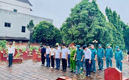 Xã Yên Bài tổ chức lễ dâng hương, dâng hoa viếng nghĩa trang liệt sĩ.