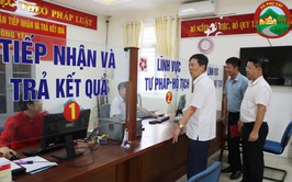 Đồng chí Đàm Công Lợi – Bí thư Đảng ủy, Chủ tịch HĐND xã Phú Cát kiểm tra công vụ tại điểm tiếp công dân và các đoàn thể