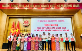 Phường Ngọc Hà công bố và trao các quyết định về tổ chức bộ máy và công tác cán bộ