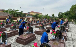Đoàn viên thanh niên phường Phú Lương tổ chức chỉnh trang, chăm sóc hai nghĩa trang liệt sĩ nhân kỷ niệm 78 năm ngày Thương binh - Liệt sĩ (27/7/1947 - 27/7/2025)
