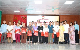Hoà Xá: Tặng quà tri ân các gia đình thân nhân liệt sỹ nhân kỷ niệm 78 năm Ngày Thương binh - Liệt sĩ
