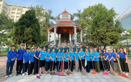 MTTQ và các đoàn thể Chính trị - Xã hội cùng lực lượng Quân sự phường ra quân vệ sinh môi trường, chỉnh trang, dọn dẹp Nhà Lưu niệm Bác Hồ và 4 đài tưởng niệm trên địa bàn phường