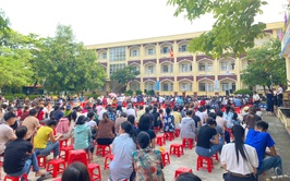 Phó Chủ tịch UBND xã Quang Minh Phạm Anh Tuấn dự họp với phụ huynh Trường Tiểu học Chi Đông về chủ trương hỗ trợ bữa ăn bán trú cho học sinh