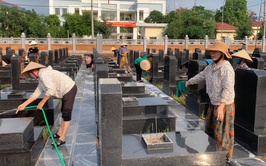 Phụ nữ và Cựu chiến binh xã Phúc Thọ ra quân vệ sinh nghĩa trang liệt sĩ chào mừng Đại hội Đảng bộ xã và kỷ niệm Ngày TBLS 27/7